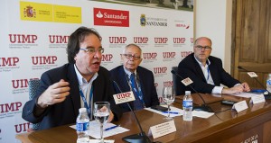 08-07-2015 santander uimp   Vacunas: peculiaridades, acceso, financiación y aspectos jurídicos Amós García Rojas, presidente de la Asociación Española de Vacunología; Julio Sánchez Fierro, abogado, y Pedro Alsina, director de Relaciones Institucionales de Sanofi Pasteur MSD fotos: juan manuel serrano arce